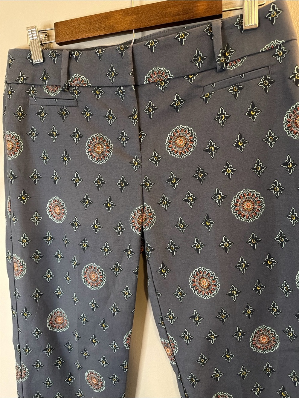 LOFT Marisa Medallion Print Ankle Pants Size 4 Blue Gray Stretch Boho - Picture 3 of 10